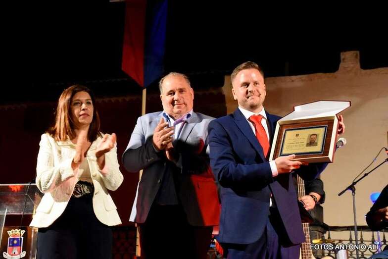 El pregonero muestra el detalle que le regaló el Ayuntamiento de Telde (Foto Antonio Alí)